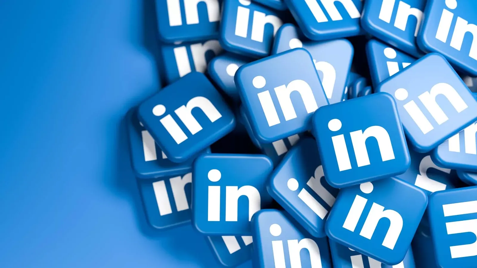 Logos LinkedIn en relief sur fond bleu