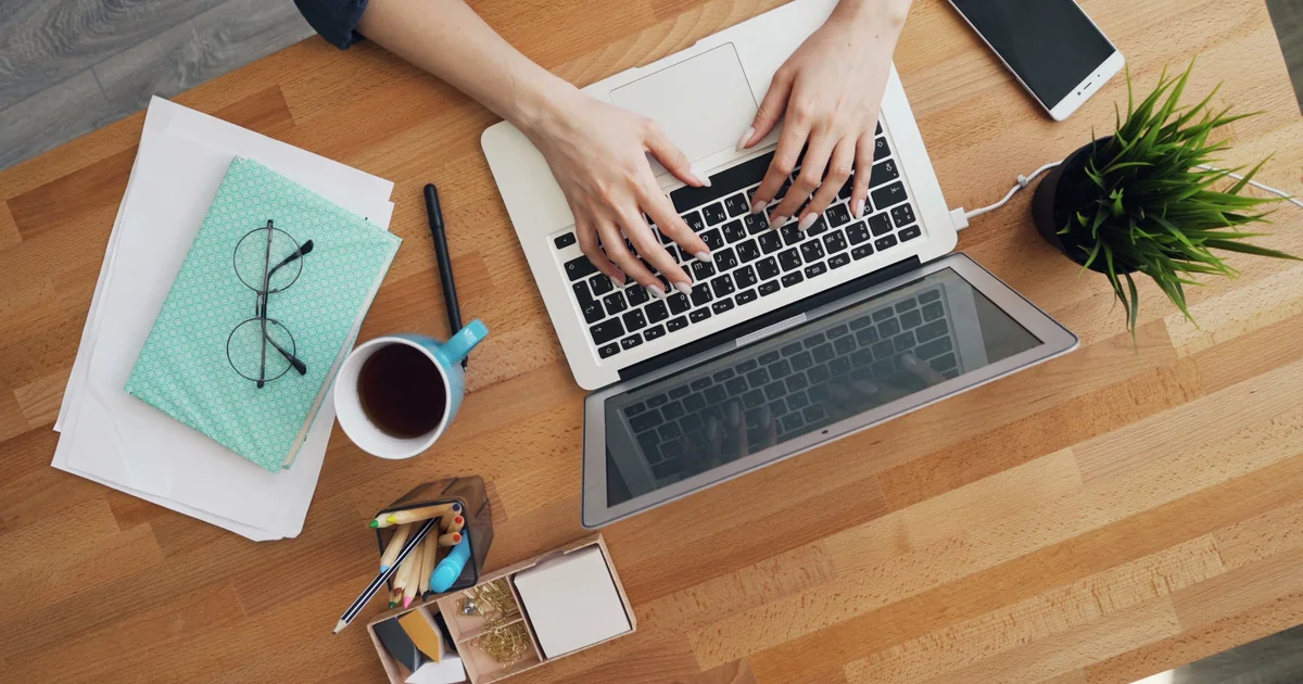 Indépendante travaillant sur son ordinateur portable à un bureau