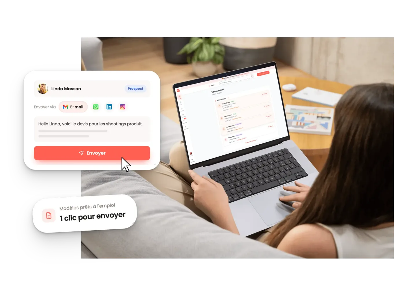 Freelance envoyant un modèle de message depuis la messagerie Yuply sur son ordinateur