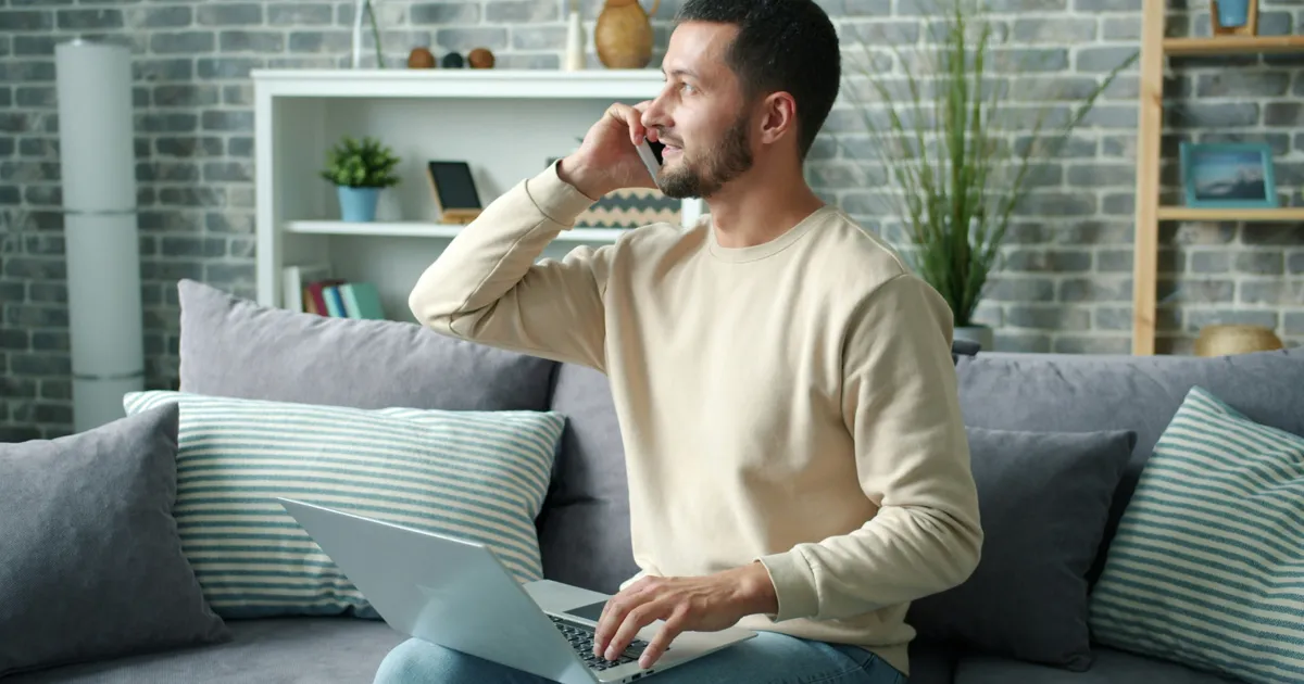Indépendant comparant des logiciels CRM sur son ordinateur