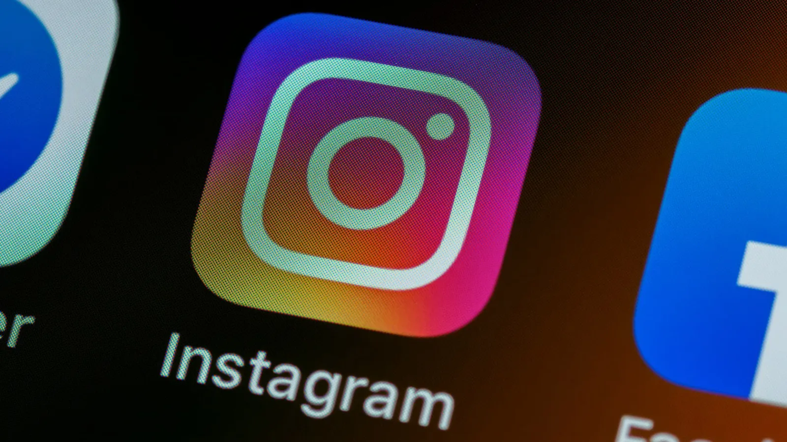 Smartphone affichant l'application Instagram, pour vendre ses services en indépendant