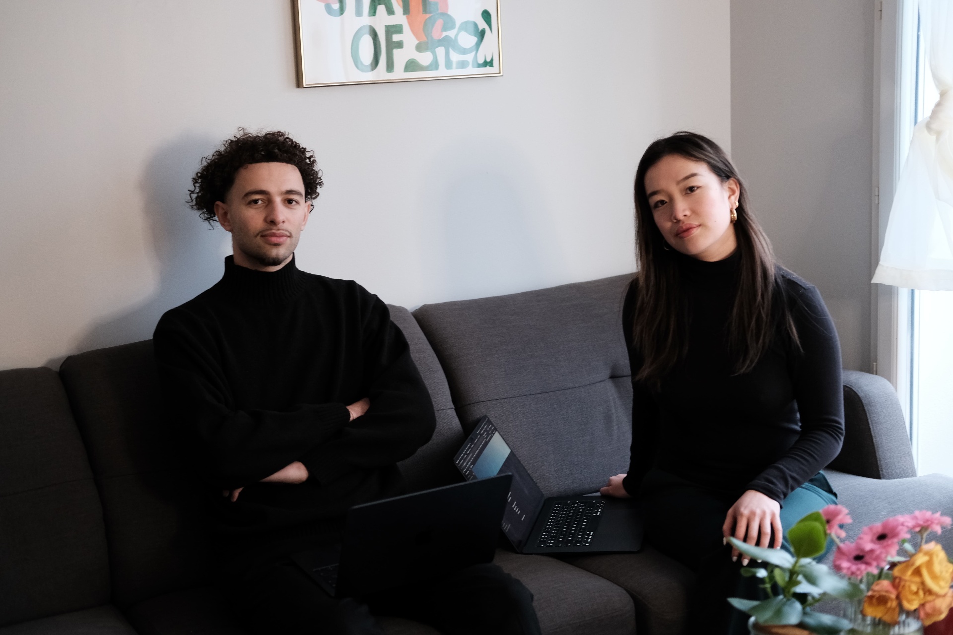 Alexia et Elio, les fondateurs de Yuply, assis sur un canapé avec leurs ordinateurs