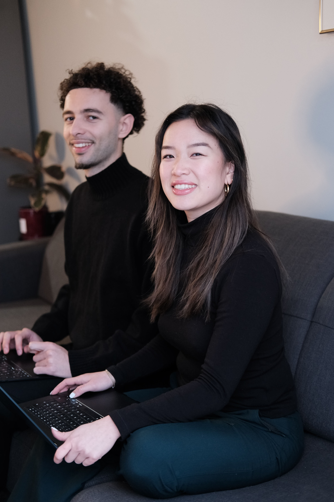 Portrait souriant d'Alexia et Elio, fondateurs de Yuply