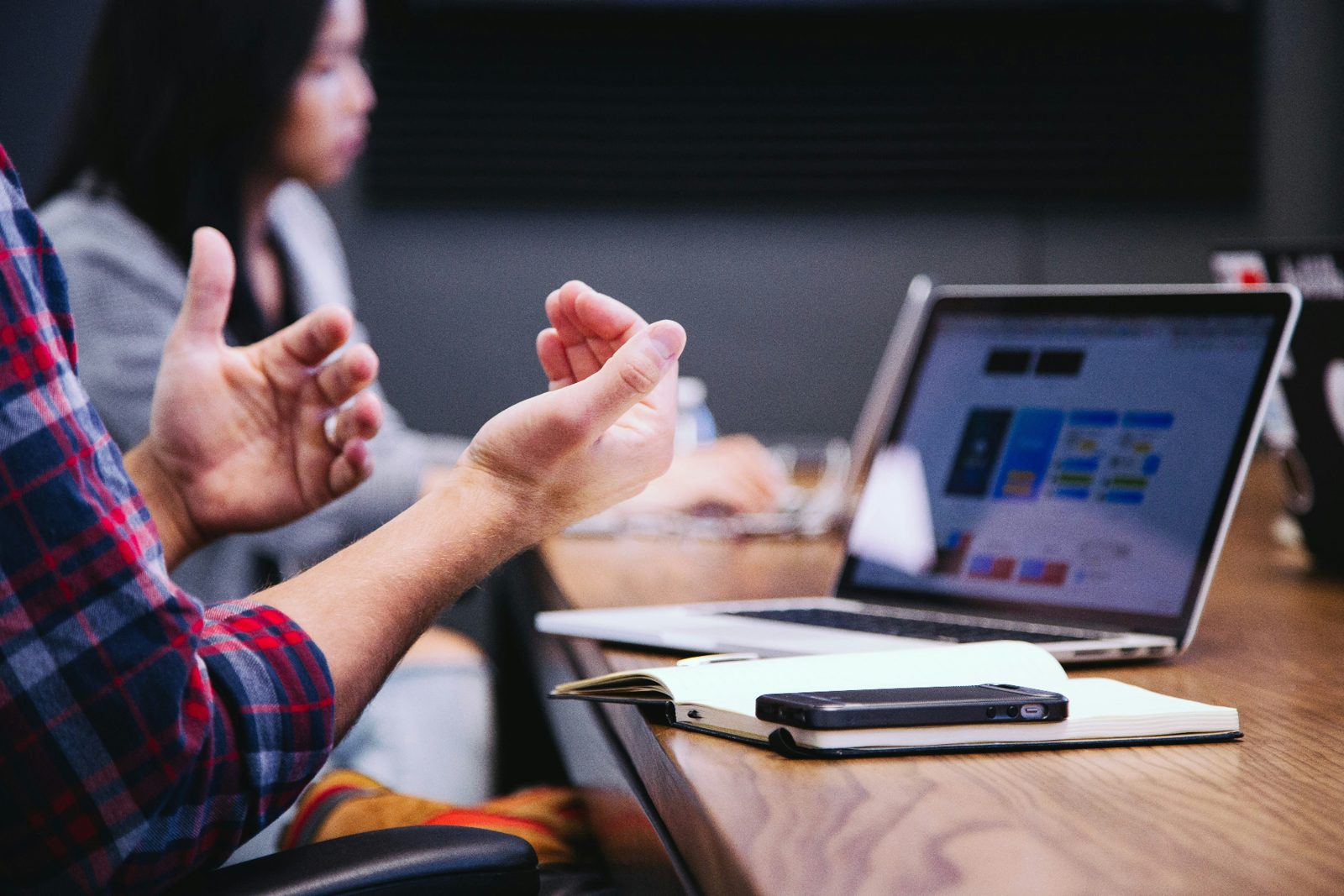 Illustration d'un entonnoir de prospection avec des prospects en haut et un client en bas