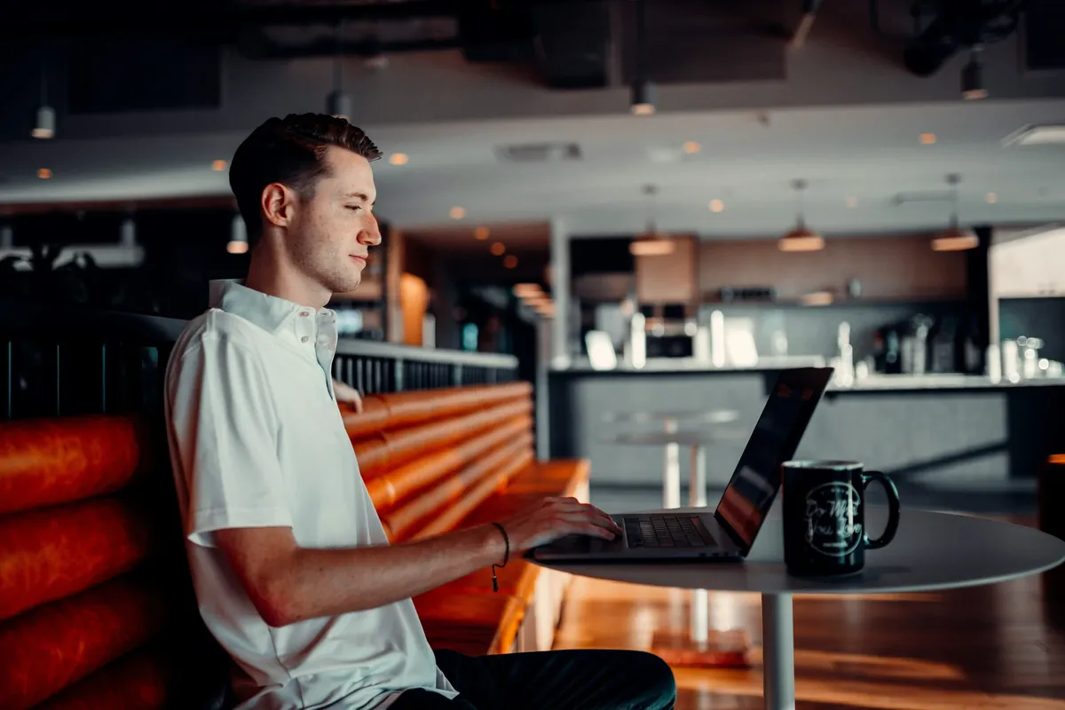 Indépendant qui prospecte depuis son ordinateur portable dans un café