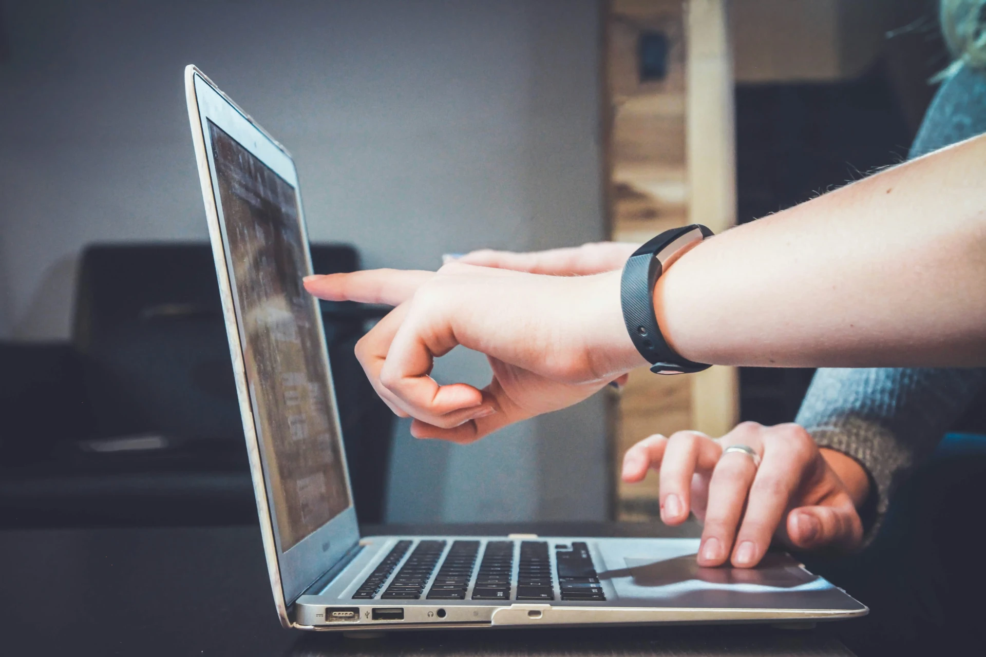 Deux indépendants analysant une séquence de prospection multicanal sur un ordinateur portable