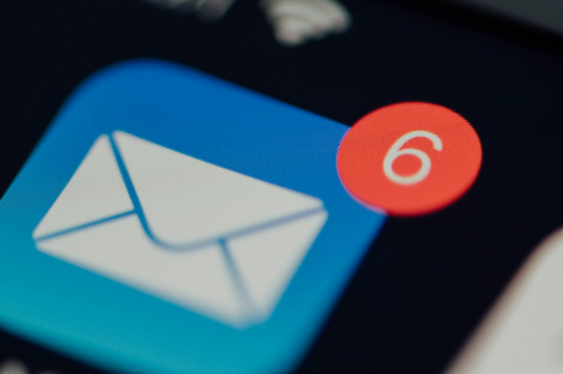 Notification d'emails non lus sur un smartphone, symbole des relances clients en attente
