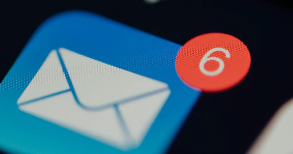 Icône d'une application mail sur un smartphone avec une notification de 6 nouveaux messages